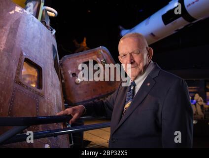 Portrait - pensionierter NASA-Flugdirektor Gene Kranz pensionierter NASA-Flugdirektor und -Manager Gene Kranz posiert für ein Portrait neben dem Apollo 17 Command Module, Donnerstag, 11. Juli 2019 im Space Center Houston in Houston, Texas. Stockfoto