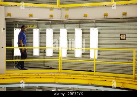 Am 28. Juni 2019 posierte James Randolph, ein Maschinenbauingenieur bei Boeing, für ein Porträt in der Michoud Assembly Facility in New Orleans, Louisiana. Die Anlage ist ein wichtiger Standort für das Artemis-Programm der NASA und die Entwicklung des Space Launch Systems (SLS). Stockfoto
