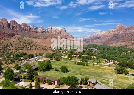 Luftaufnahmen über Springdale, Utah, in einer dramatischen Landschaft am Eingang zum Zion Nationalpark Stockfoto