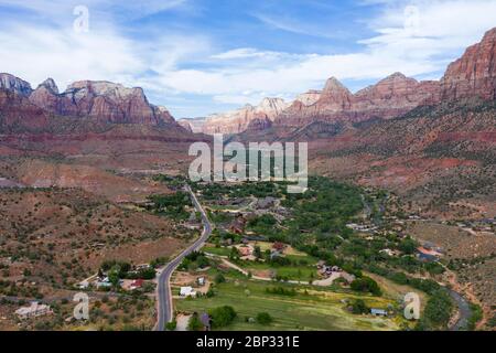 Luftaufnahmen über Springdale, Utah, in einer dramatischen Landschaft am Eingang zum Zion Nationalpark Stockfoto