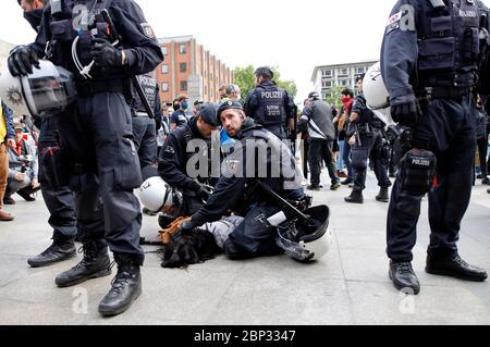 Köln, Deutschland. Mai 2020. Verhaftet auf einer nicht registrierten Demo gegen die Corona-Maßnahmen auf dem Roncalliplatz. Köln, 16. Mai 2020 Quelle: dpa/Alamy Live News Stockfoto