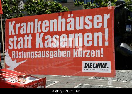 Frankfurt, Deutschland. Mai 2020. Demonstrationen gegen Koronabeschränkungen - Informationsstand der Partei die Linke zur Koronakrise an der Zeil vor der St. Katharinenkirche. Frankfurt, 16. Mai 2020 Quelle: dpa/Alamy Live News Stockfoto
