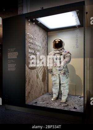 Neil Armstrongs Druckanzug A7-L, der während der Apollo 11-Mission getragen wurde, wird am 12. Juli 2019 im National Air and Space Museum vorgestellt. Die Enthüllung ist Teil des 50-jährigen Jubiläums der Apollo 11 Mission, bei der Armstrong am 20. Juli 1969 auf dem Mond spazierte. Stockfoto