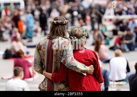 Köln, Deutschland. Mai 2020. Nicht registrierte Demo gegen die Corona-Maßnahmen auf dem Roncalliplatz. Köln, 16. Mai 2020 Quelle: dpa/Alamy Live News Stockfoto