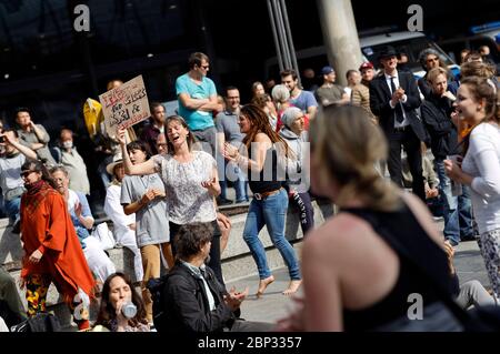 Köln, Deutschland. Mai 2020. Nicht registrierte Demo gegen die Corona-Maßnahmen auf dem Roncalliplatz. Köln, 16. Mai 2020 Quelle: dpa/Alamy Live News Stockfoto