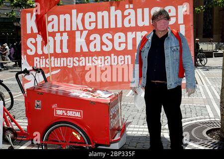 Frankfurt, Deutschland. Mai 2020. Demonstrationen gegen Koronabeschränkungen - Informationsstand der Partei die Linke zur Koronakrise an der Zeil vor der St. Katharinenkirche. Frankfurt, 16. Mai 2020 Quelle: dpa/Alamy Live News Stockfoto