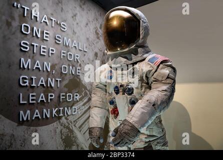 Neil Armstrongs Raumanzug Apollo 11 A7-L, der während des ersten Mondgangs am 20. Juli 1969 getragen wurde, wurde am 12. Juli 2019 im Rahmen der Feierlichkeiten zum 50. Jahrestag des Apollo 11 im National Air and Space Museum in Washington, D.C. in seinem neuen Vitrine vorgestellt. Stockfoto