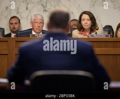 Senatsanhörung „Mond zum Mars – NASA-Pläne für Tiefraumforschung“ Vorsitzender Roger Wicker, R-Miss., links, und Ranking Mitglied Sen. Maria Cantwell, D-Wash., rechts hören, wie NASA-Administrator Jim Bridenstine vor dem Senatsausschuss für Handel, Wissenschaft und Transport während einer Anhörung bezeugt, die betitelt wird: „Mond zum Mars: NASA Pläne für Deep Space Exploration, " Mittwoch, 17. Juli 2019, im Hart Senate Office Building in Washington. Stockfoto