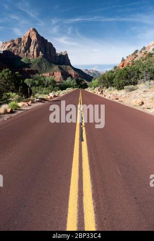 Zion-Mt. Carmel Highway im Tal entlang des Virgin River im Zion National Park, Utah Stockfoto