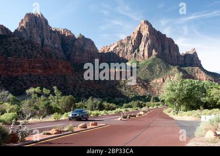 Zion-Mt. Carmel Highway im Tal entlang des Virgin River im Zion National Park, Utah Stockfoto