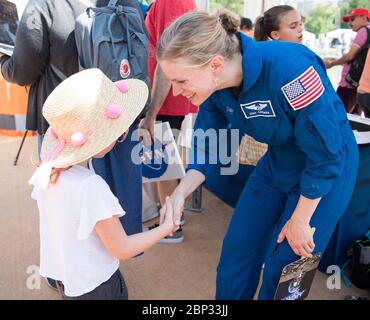 Apollo 11 50. Jubiläum NASA-Astronautenkandidatin Zena Cardman begrüßt einen Besucher der LEGO-Ausstellung bei der Apollo 11 50. Jahrestag Feier in der National Mall, Freitag, 19. Juli 2019 in Washington. Apollo 11 war die erste Mission, um Astronauten auf dem Mond zu landen und startete am 16. Juli 1969 mit den Astronauten Neil Armstrong, Michael Collins und Buzz Aldrin. Stockfoto