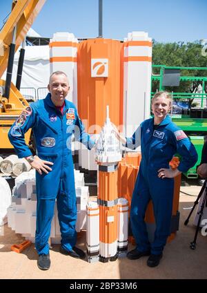 Apollo 11 50. Jubiläum Feier NASA-Astronaut Randy Bresnik, links, Und NASA-Astronautenkandidatin Zena Cardman, posiert für ein Foto mit dem bald zu sein 20 ft. Modell des Space Launch System (SLS) aus Legos, bei der Apollo 11 50. Jahrestag Feier auf der National Mall, Freitag, 19. Juli 2019 in Washington. Apollo 11 war die erste Mission, um Astronauten auf dem Mond zu landen und startete am 16. Juli 1969 mit den Astronauten Neil Armstrong, Michael Collins und Buzz Aldrin. Stockfoto