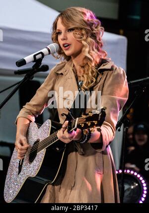 NEW YORK, NY, USA - 29. MAI 2009: Taylor Swift tritt auf der "Today" Show Concert Series von NBC am Rockefeller Plaza auf. Stockfoto