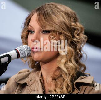 NEW YORK, NY, USA - 29. MAI 2009: Taylor Swift tritt auf der "Today" Show Concert Series von NBC am Rockefeller Plaza auf. Stockfoto