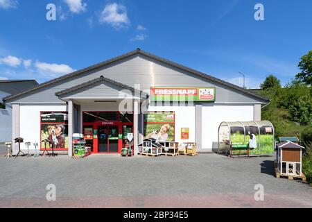 Fressnapf Store in Waldbröl, Deutschland. Mit über 1,400 Geschäften in 12 europäischen Ländern ist Fressnapf das größte europäische Tiernahrungsunternehmen. Stockfoto