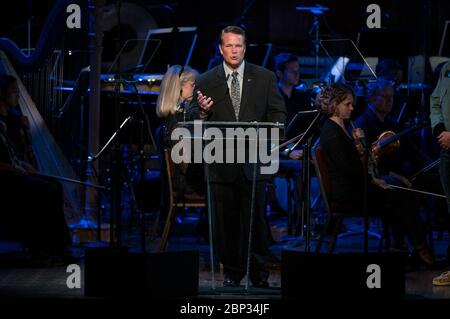 Apollo 11 50. Jahrestag im Kennedy Center Sohn von Apollo 11 Astronaut Neil Armstrong, Mark Armstrong, spricht während des "National Symphony Orchestra Pops, Apollo 11: A 50th Anniversary, One Small Step, One Giant Leap" ein Programm mit musikalischen Acts, Referenten und Bildern und Videos zum Thema Weltraum, am Samstag, den 20. Juli 2019 im John F. Kennedy Center for the Performing Arts in Washington. NASA und das Land erkennen den 50. Jahrestag von Apollo 11 an, in dem die Astronauten Neil Armstrong, Michael Collins und Buzz Aldrin die erste Mission zur Landung von Astronauten auf Th eincrewed Stockfoto