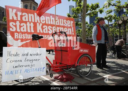 Frankfurt, Deutschland. Mai 2020. Demonstrationen gegen Koronabeschränkungen - Informationsstand der Partei die Linke zur Koronakrise an der Zeil vor der St. Katharinenkirche. Frankfurt, 16. Mai 2020 Quelle: dpa/Alamy Live News Stockfoto