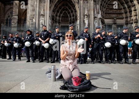 Köln, Deutschland. Mai 2020. Nicht registrierte Demo gegen die Corona-Maßnahmen auf dem Roncalliplatz. Köln, 16. Mai 2020 Quelle: dpa/Alamy Live News Stockfoto