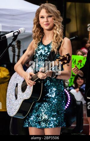 NEW YORK, NY, USA - 29. MAI 2009: Taylor Swift tritt auf der "Today" Show Concert Series von NBC am Rockefeller Plaza auf. Stockfoto