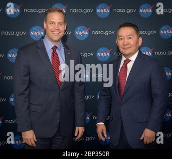 Administrator Bridenstine trifft mongolischen Präsidenten Batzulga NASA-Administrator Jim Bridenstine, links, und mongolischer Präsident Khaltmaagiin Batdulga treffen sich während eines Höflichkeitsbesuchs am Donnerstag, 1. August 2019 im NASA-Hauptquartier in Washington. Stockfoto