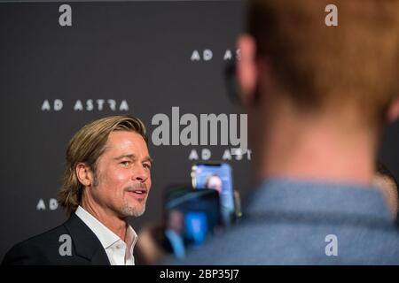 'Ad Astra'-Vorführung bei National Geographic Darsteller Brad Pitt kommt am Montag, den 16. September 2019 in Washington auf dem roten Teppich zu einer Vorführung des Films "Ad Astra" bei der National Geographic Society an. Der Film wurde von James Gray und den Stars Pitt, Tommy Lee Jones, Ruth Negga, Liv Tyler und Donald Sutherland produziert, mitgeschrieben und Regie geführt. Pitt spielt als Astronaut Roy McBride, der tief in das Sonnensystem reist, in der Hoffnung, ein Geheimnis zu lösen, das das Leben auf der Erde bedroht. Stockfoto