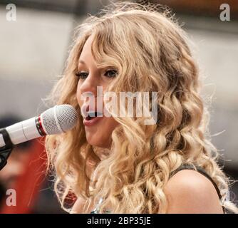 NEW YORK, NY, USA - 29. MAI 2009: Taylor Swift tritt auf der "Today" Show Concert Series von NBC am Rockefeller Plaza auf. Stockfoto