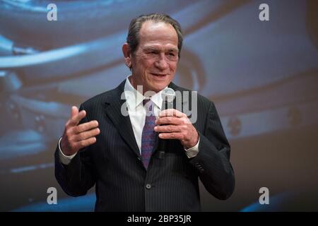 'Ad Astra'-Vorführung bei National Geographic Schauspieler Tommy Lee Jones spricht vor der Vorführung des Films "Ad Astra" bei der National Geographic Society, Montag, 16. September 2019 in Washington. Der Film wurde von James Gray und den Stars Jones, Brad Pitt, Ruth Negga, Liv Tyler und Donald Sutherland produziert, mitgeschrieben und Regie geführt. Pitt spielt als Astronaut Roy McBride, der tief in das Sonnensystem reist, in der Hoffnung, ein Geheimnis zu lösen, das das Leben auf der Erde bedroht. Stockfoto