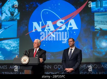 Bridenstine hat sich als NASA Administrator Vice President geschworen Mike Pence spricht vor der Vereidigung von Jim Bridenstine als 13. NASA Administrator, Montag, 23. April 2018 im NASA-Hauptsitz in Washington. Stockfoto