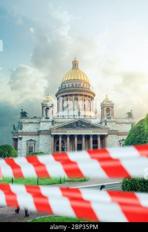 Isaaks Kathedrale oder Isaakievskiy Sobor in Sankt Petersburg mit Warnband Stockfoto