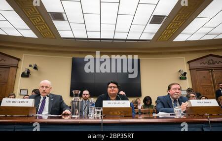 House Hearing on Deep Space Exploration Acting NASA Associate Administrator für Human Exploration and Operations, Ken Bowersox, links, Cristina Chaplain, Director, Contracting and National Security Acquisitions, U.S. Government Accountability Office (GAO), Center, Und Doug Cooke, Eigentümer, Cooke Concepts and Solutions, Recht, bezeugen während einer Anhörung des House Science, Space, and Technology Committee Space and Aeronautics Subcommittee mit dem Titel: „Developing Core Capabilities for Deep Space Exploration: An Update on NASA's SLS, Orion, and Exploration Ground Systems“, Mittwoch, 18. September, Stockfoto