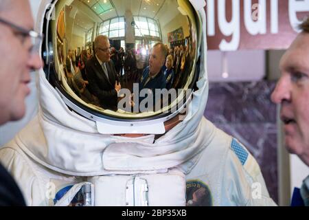 Absichtserklärung zwischen NASA und der australischen Weltraumbehörde australischen Premierminister Scott Morrison, links, Und der ehemalige NASA-Astronaut Andy Thomas, rechts, spiegelt sich im Visier eines Raumanzugnachbaus wider, während sie nach der Unterzeichnung eines Absichtserklärungen zwischen NASA und der australischen Weltraumbehörde am Samstag, 21. September 2019 im NASA-Hauptquartier in Washington sprechen. NASA und die Australian Space Agency bauen auf über 60 Jahren Zusammenarbeit bei der Weltraumforschung zwischen den beiden Ländern auf und verpflichten sich, die Zusammenarbeit auszubauen. Stockfoto