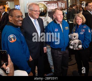 Letter of Intent Unterzeichnung zwischen NASA und der Australian Space Agency Australian Premierminister Scott Morrison, zweite von links, posiert für ein Bild mit NASA-Astronaut Alvin Drew, links, und ehemalige NASA-Astronauten Andy Thomas, zweite von rechts, Und Pam Melroy, rechts, nach der Unterzeichnung eines Absichtserklärungen zwischen NASA und der australischen Weltraumbehörde, Samstag, 21. September 2019 im NASA-Hauptquartier in Washington. NASA und die Australian Space Agency bauen auf über 60 Jahren Zusammenarbeit bei der Weltraumforschung zwischen den beiden Ländern auf und verpflichten sich, die Zusammenarbeit auszubauen. Stockfoto