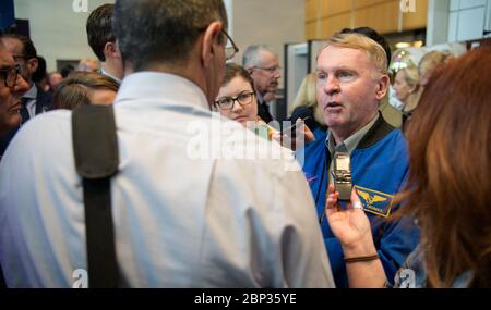 Letter of Intent Unterzeichnung zwischen NASA und der australischen Weltraumbehörde der ehemalige NASA-Astronaut Andy Thomas spricht mit Mitgliedern der Medien nach der Unterzeichnung eines Letter of Intent zwischen NASA und der australischen Weltraumbehörde, Samstag, 21. September 2019 im NASA-Hauptquartier in Washington. NASA und die Australian Space Agency bauen auf über 60 Jahren Zusammenarbeit bei der Weltraumforschung zwischen den beiden Ländern auf und verpflichten sich, die Zusammenarbeit auszubauen. Stockfoto