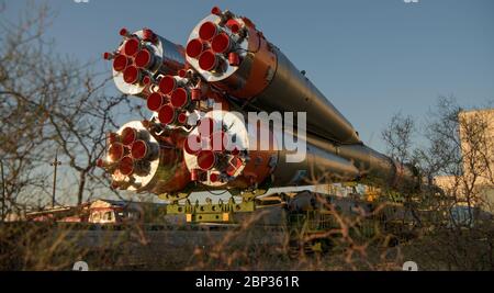 Expedition 61 Preflight die Sojus-Rakete wird am Montag, 23. September 2019, mit dem Zug zur Startrampe auf dem Kosmodrom Baikonur in Kasachstan ausgerollt. Die Expedition 61-Besatzungsmitglieder Jessica Meir von der NASA und Oleg Skripochka von Roskosmos und Raumflugteilnehmer Haszaa Ali Almansoori von den Vereinigten Arabischen Emiraten starten am 25. September mit der Sojus MS-15-Sonde vom Kosmodrom Baikonur zur Internationalen Raumstation. Stockfoto