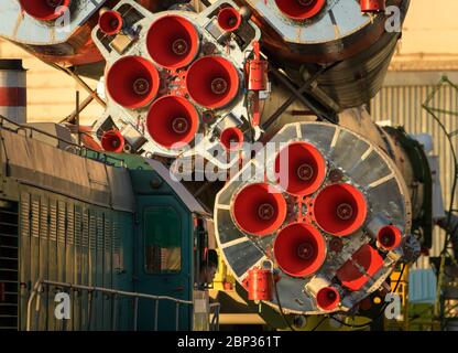 Expedition 61 Preflight die Sojus-Rakete wird am Montag, 23. September 2019, mit dem Zug zur Startrampe auf dem Kosmodrom Baikonur in Kasachstan ausgerollt. Die Expedition 61-Besatzungsmitglieder Jessica Meir von der NASA und Oleg Skripochka von Roskosmos und Raumflugteilnehmer Haszaa Ali Almansoori von den Vereinigten Arabischen Emiraten starten am 25. September mit der Sojus MS-15-Sonde vom Kosmodrom Baikonur zur Internationalen Raumstation. Stockfoto