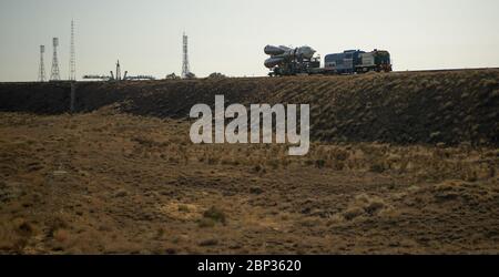 Expedition 61 Preflight die Sojus-Rakete wird am Montag, 23. September 2019, mit dem Zug zur Startrampe auf dem Kosmodrom Baikonur in Kasachstan ausgerollt. Die Expedition 61-Besatzungsmitglieder Jessica Meir von der NASA und Oleg Skripochka von Roskosmos und Raumflugteilnehmer Haszaa Ali Almansoori von den Vereinigten Arabischen Emiraten starten am 25. September mit der Sojus MS-15-Sonde vom Kosmodrom Baikonur zur Internationalen Raumstation. Stockfoto