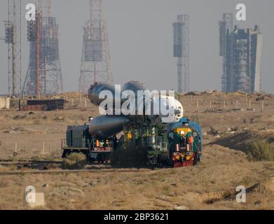 Expedition 61 Preflight die Sojus-Rakete wird am Montag, 23. September 2019, mit dem Zug zur Startrampe auf dem Kosmodrom Baikonur in Kasachstan ausgerollt. Die Expedition 61-Besatzungsmitglieder Jessica Meir von der NASA und Oleg Skripochka von Roskosmos und Raumflugteilnehmer Haszaa Ali Almansoori von den Vereinigten Arabischen Emiraten starten am 25. September mit der Sojus MS-15-Sonde vom Kosmodrom Baikonur zur Internationalen Raumstation. Stockfoto