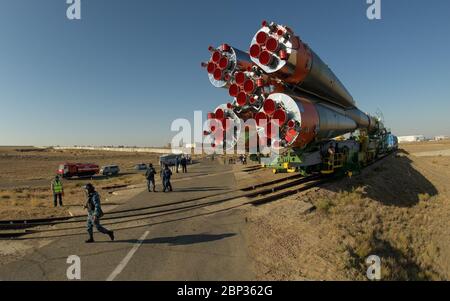 Expedition 61 Preflight die Sojus-Rakete wird am Montag, 23. September 2019, mit dem Zug zur Startrampe auf dem Kosmodrom Baikonur in Kasachstan ausgerollt. Die Expedition 61-Besatzungsmitglieder Jessica Meir von der NASA und Oleg Skripochka von Roskosmos und Raumflugteilnehmer Haszaa Ali Almansoori von den Vereinigten Arabischen Emiraten starten am 25. September mit der Sojus MS-15-Sonde vom Kosmodrom Baikonur zur Internationalen Raumstation. Stockfoto