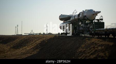 Expedition 61 Preflight die Sojus-Rakete wird am Montag, 23. September 2019, mit dem Zug zur Startrampe auf dem Kosmodrom Baikonur in Kasachstan ausgerollt. Die Expedition 61-Besatzungsmitglieder Jessica Meir von der NASA und Oleg Skripochka von Roskosmos und Raumflugteilnehmer Haszaa Ali Almansoori von den Vereinigten Arabischen Emiraten starten am 25. September mit der Sojus MS-15-Sonde vom Kosmodrom Baikonur zur Internationalen Raumstation. Stockfoto