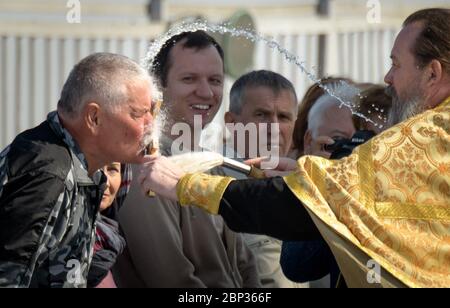 Expedition 61 Sojus-Segen Leiter des Gagarin-Kosmonauten-Trainingszentrums in Baikonur und ehemaliger Kosmonaut Valery Korzun wird am Dienstag, 24. September 2019, auf dem Weltraumbahnhof Baikonur vom russisch-orthodoxen Priester Pater Sergej gesegnet. Die Expedition 61-Crew-Mitglieder Jessica Meir von der NASA und Oleg Skripochka von Roskosmos und Raumflugteilnehmer Haszaa Ali Almansoori aus den Vereinigten Arabischen Emiraten starten am 25. September mit der Sojus MS-15-Sonde vom Kosmodrom Baikonur zur Internationalen Raumstation. Stockfoto