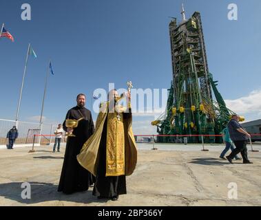 Expedition 61 Sojus-Segen Russisch-orthodoxer Priester Pater Sergei segnet die Sojus-Rakete und Medienvertreter auf der Weltraumrakete Baikonur, Dienstag, 24. September 2019 in Baikonur, Kasachstan. Die Expedition 61-Crew-Mitglieder Jessica Meir von der NASA und Oleg Skripochka von Roskosmos und Raumflugteilnehmer Haszaa Ali Almansoori aus den Vereinigten Arabischen Emiraten starten am 25. September mit der Sojus MS-15-Sonde vom Kosmodrom Baikonur zur Internationalen Raumstation. Stockfoto