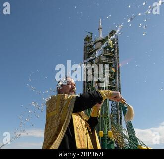 Expedition 61 Sojus-Segen Russisch-orthodoxer Priester Pater Sergei segnet die Sojus-Rakete und Medienvertreter auf der Weltraumrakete Baikonur, Dienstag, 24. September 2019 in Baikonur, Kasachstan. Die Expedition 61-Crew-Mitglieder Jessica Meir von der NASA und Oleg Skripochka von Roskosmos und Raumflugteilnehmer Haszaa Ali Almansoori aus den Vereinigten Arabischen Emiraten starten am 25. September mit der Sojus MS-15-Sonde vom Kosmodrom Baikonur zur Internationalen Raumstation. Stockfoto