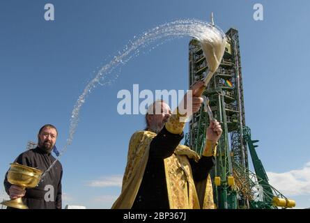 Expedition 61 Sojus-Segen Russisch-orthodoxer Priester Pater Sergei segnet die Sojus-Rakete und Medienvertreter auf der Weltraumrakete Baikonur, Dienstag, 24. September 2019 in Baikonur, Kasachstan. Die Expedition 61-Crew-Mitglieder Jessica Meir von der NASA und Oleg Skripochka von Roskosmos und Raumflugteilnehmer Haszaa Ali Almansoori aus den Vereinigten Arabischen Emiraten starten am 25. September mit der Sojus MS-15-Sonde vom Kosmodrom Baikonur zur Internationalen Raumstation. Stockfoto