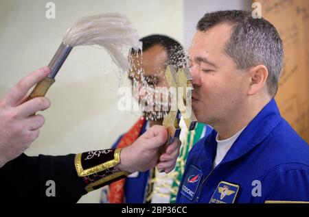 Expedition 61 Crew Blessing Expedition 61 Kosmonaut Oleg Skripochka aus Roskosmos wird von einem russisch-orthodoxen Priester im Kosmonauten-Hotel gesegnet, bevor er mit der Expedition 61-Astronautin Jessica Meir von der NASA zum Start einer Sojus-Rakete aufbrach, Und Raumflugteilnehmer Haszaa Ali Almansoori von den Vereinigten Arabischen Emiraten Mittwoch, 25. September 2019 in Baikonur, Kasachstan. Meir, Skripochka und Almansoori werden später am Tag mit der Sojus MS-15-Sonde vom Kosmodrom Baikonur zur Internationalen Raumstation starten. Stockfoto