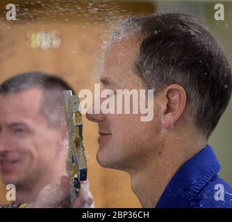 Expedition 61 Crew Blessing Expedition 61-Ersatzcrewmitglied Thomas Marshburn von der NASA wird von einem russisch-orthodoxen Priester im Kosmonauten-Hotel gesegnet Mittwoch, 25. September 2019 in Baikonur, Kasachstan. Expedition 61 die Hauptcrewmitglieder Jessica Meir von der NASA und Oleg Skripochka von Roskosmos und Raumflugteilnehmer Haszaa Ali Almansoori von den Vereinigten Arabischen Emiraten werden später am Tag mit der Sojus MS-15 vom Kosmodrom Baikonur zur Internationalen Raumstation starten. Stockfoto