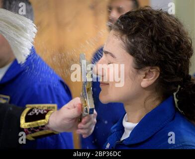 Expedition 61 Crew Blessing Expedition 61 die Astronautin Jessica Meir von der NASA wird im Kosmonauten-Hotel von einem russisch-orthodoxen Priester gesegnet, bevor sie mit Expedition 61 Kosmonaut Oleg Skripochka aus Roskosmos zum Start einer Sojus-Rakete aufbrach, Und Raumflugteilnehmer Haszaa Ali Almansoori von den Vereinigten Arabischen Emiraten Mittwoch, 25. September 2019 in Baikonur, Kasachstan. Meir, Skripochka und Almansoori werden später am Tag mit der Sojus MS-15-Sonde vom Kosmodrom Baikonur zur Internationalen Raumstation starten. Stockfoto