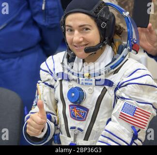 Expedition 61 Preflight Expedition 61 Astronautin Jessica Meir von der NASA bereitet sich darauf vor, den Druck ihres Sokol-Anzugs einige Stunden vor ihrem Start auf einer Sojus-Rakete mit dem Kosmonauten Oleg 61 Skripochka aus Roskosmos und Raumflugteilnehmer Haszaa Ali Almansoori aus den Vereinigten Arabischen Emiraten überprüfen zu lassen, Mittwoch, 25. September 2019 auf dem Kosmodrom Baikonur in Kasachstan. Meir, Skripochka und Almansoori werden mit der Sojus MS-15-Sonde vom Kosmodrom Baikonur zur Internationalen Raumstation starten. Stockfoto