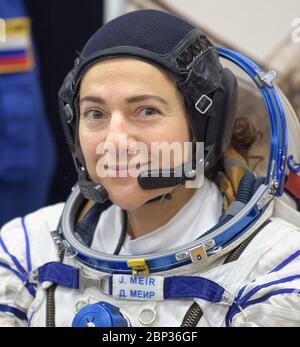 Expedition 61 Preflight Expedition 61 Astronautin Jessica Meir von der NASA bereitet sich darauf vor, den Druck ihres Sokol-Anzugs einige Stunden vor ihrem Start auf einer Sojus-Rakete mit dem Kosmonauten Oleg 61 Skripochka aus Roskosmos und Raumflugteilnehmer Haszaa Ali Almansoori aus den Vereinigten Arabischen Emiraten überprüfen zu lassen, Mittwoch, 25. September 2019 auf dem Kosmodrom Baikonur in Kasachstan. Meir, Skripochka und Almansoori werden mit der Sojus MS-15-Sonde vom Kosmodrom Baikonur zur Internationalen Raumstation starten. Stockfoto