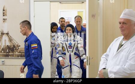 Expedition 61 Preflight Expedition 61 Astronautin Jessica Meir von der NASA bereitet sich darauf vor, den Druck ihres Sokol-Anzugs einige Stunden vor ihrem Start auf einer Sojus-Rakete mit dem Kosmonauten Oleg 61 Skripochka aus Roskosmos und Raumflugteilnehmer Haszaa Ali Almansoori aus den Vereinigten Arabischen Emiraten überprüfen zu lassen, Mittwoch, 25. September 2019 auf dem Kosmodrom Baikonur in Kasachstan. Meir, Skripochka und Almansoori werden mit der Sojus MS-15-Sonde vom Kosmodrom Baikonur zur Internationalen Raumstation starten. Stockfoto