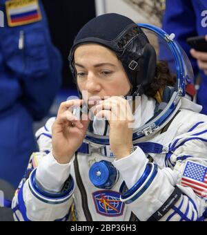 Expedition 61 Preflight Expedition 61 Astronautin Jessica Meir von der NASA bereitet sich darauf vor, den Druck ihres Sokol-Anzugs einige Stunden vor ihrem Start auf einer Sojus-Rakete mit dem Kosmonauten Oleg 61 Skripochka aus Roskosmos und Raumflugteilnehmer Haszaa Ali Almansoori aus den Vereinigten Arabischen Emiraten überprüfen zu lassen, Mittwoch, 25. September 2019 auf dem Kosmodrom Baikonur in Kasachstan. Meir, Skripochka und Almansoori werden mit der Sojus MS-15-Sonde vom Kosmodrom Baikonur zur Internationalen Raumstation starten. Stockfoto